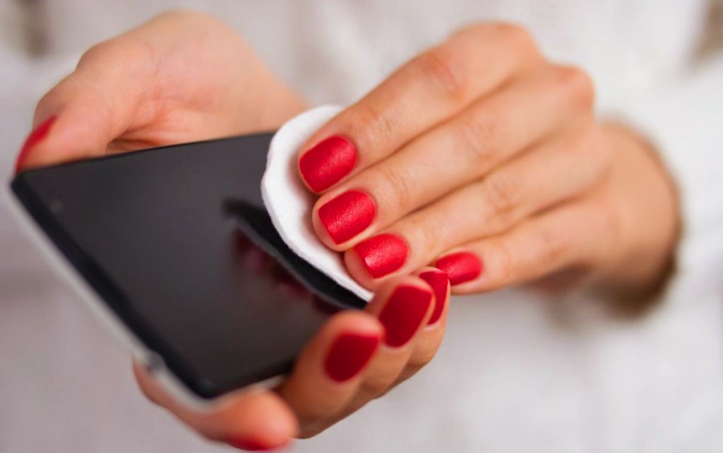 Jangan Lagi Bersihkan Smartphone Dengan Bahan Berbahaya Ini