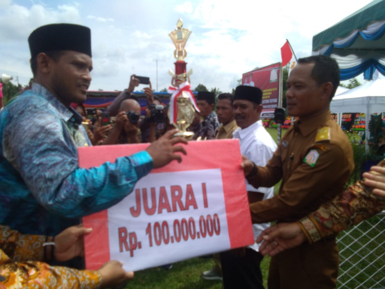 Juara 1 Gotong Royong Tingkat Kabupaten Aceh Timur diraih Oleh Gampong Seuneubok Cina