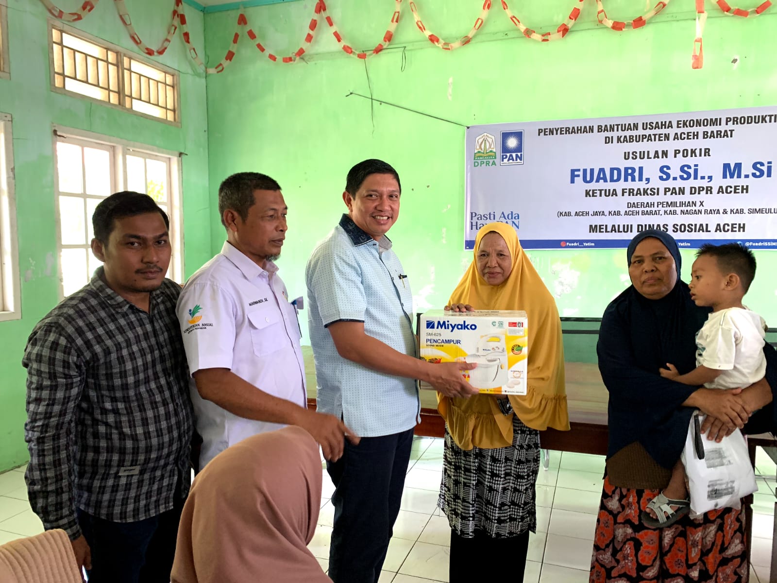 Ketua Fraksi PAN DPRA Fuadri,S.Si.,M.Si serahkan Bantuan Usaha Ekonomi Produktif (UEP) untuk Keluarga Fakir Miskin dan Wanita Rentan Sosial Ekonomi (WRSE) di Kabupaten Aceh Barat & Nagan Raya