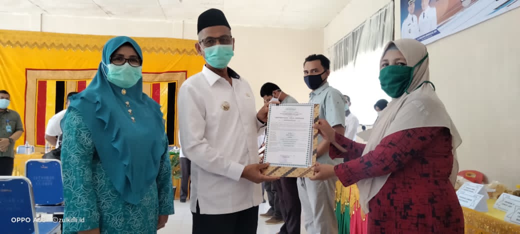 Bupati Nagan Raya HM Jamin Idham,Serahkan Sertifikat Halal Untuk 15 Pelaku Usaha Kecil Dan Menengah