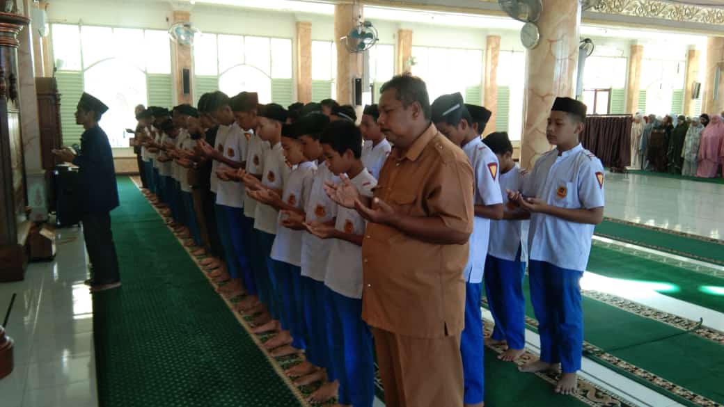 GURU DAN SISWA MTsN 1 NAGAN RAYA LAKSANAKAN SHALAT GHAIB UNTUK 53 PATRIOT KRI NANGGALA 402