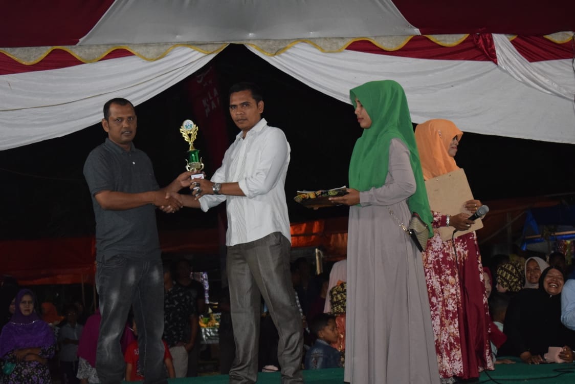 Penghargaan Pengelolaan Administrasi Keuangan dan Pembangunan Gampong Terbaik diterima Gampong  Buket Dalam