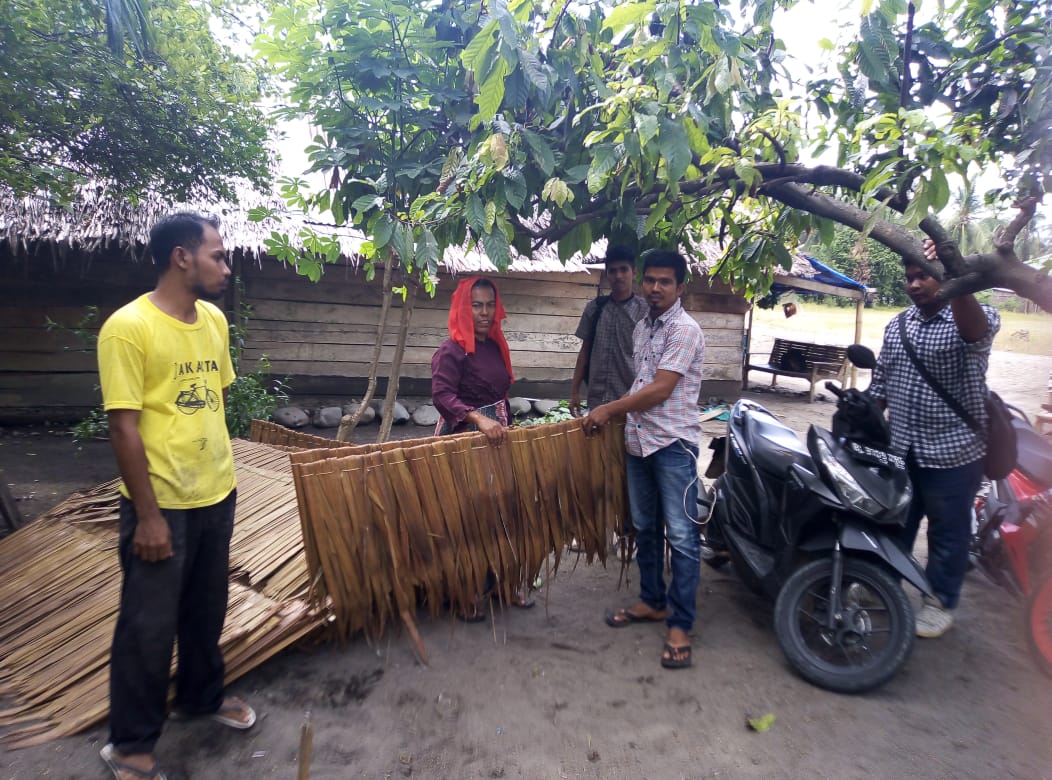 GPPM dan GAMNA Bireuen Salurkan Daun Rumbia Untuk Atap Rumah Kaum Duafa