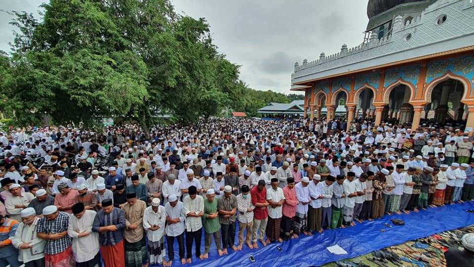 Takjub, Ribuan Orang Sholat Jenazah Ulama Kharismatik Aceh