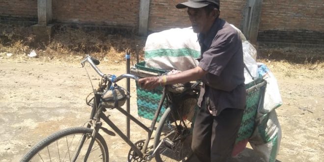 Sosok Mbah Sartas Sipenjual Kerupuk Keliling Berusia 74 Tahun