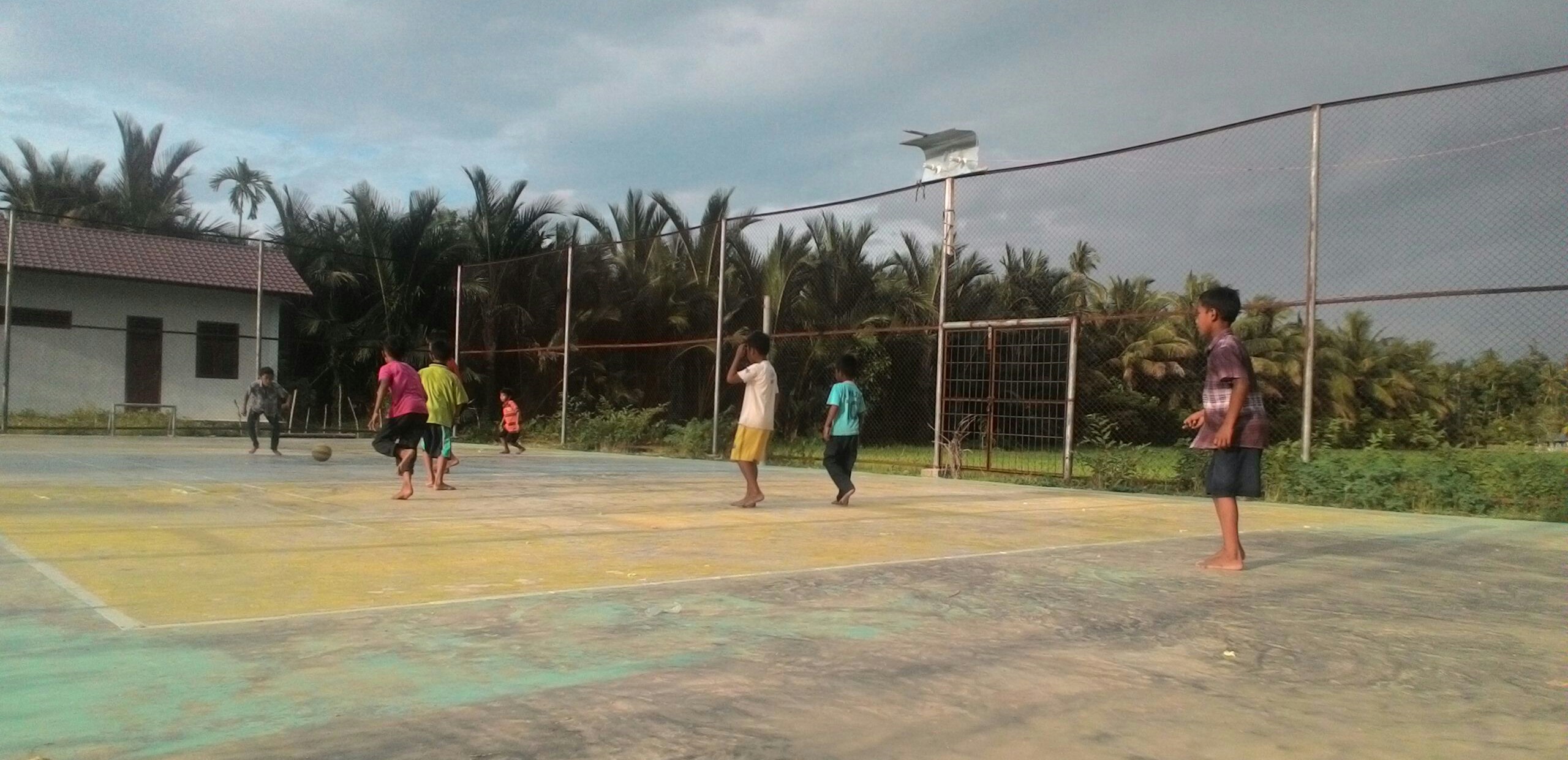 Sambil Menunggu Senja, Anak Anak Desa Main Bola