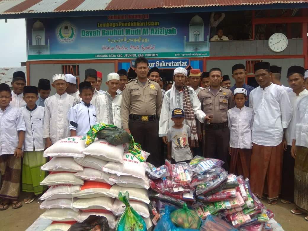 Komunitas Donatur Anak Yatim Dayah Rauhul Mudi Santuni 50 Santri Yatim 