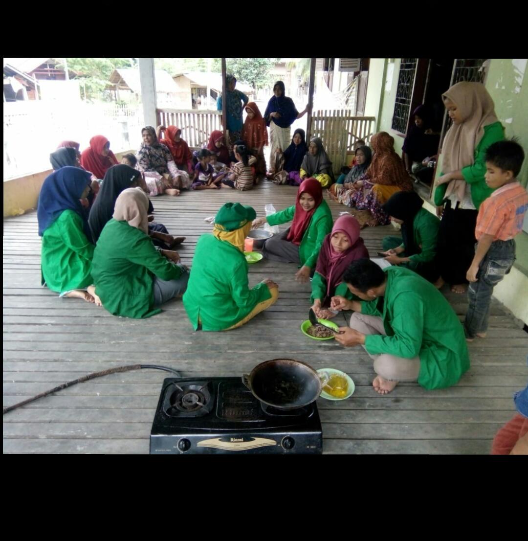 Mahasiswa KKN UNIMAL Kelompok 43 di Tanah Pasir Sosialisasi Mengolah Sagu Menjadi Kerupuk 